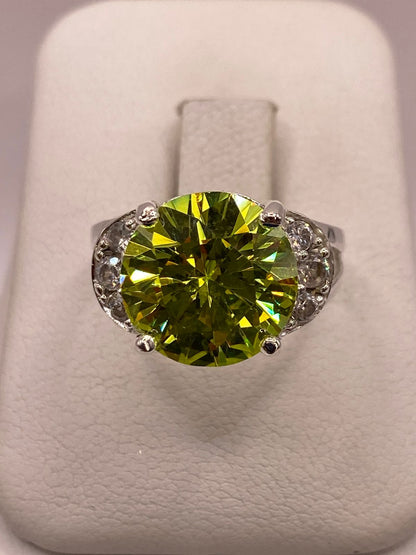 Anillo de Plata Ley 925 con Zirconia Verde Corte Redondo Diseño Elegante, vista frontal