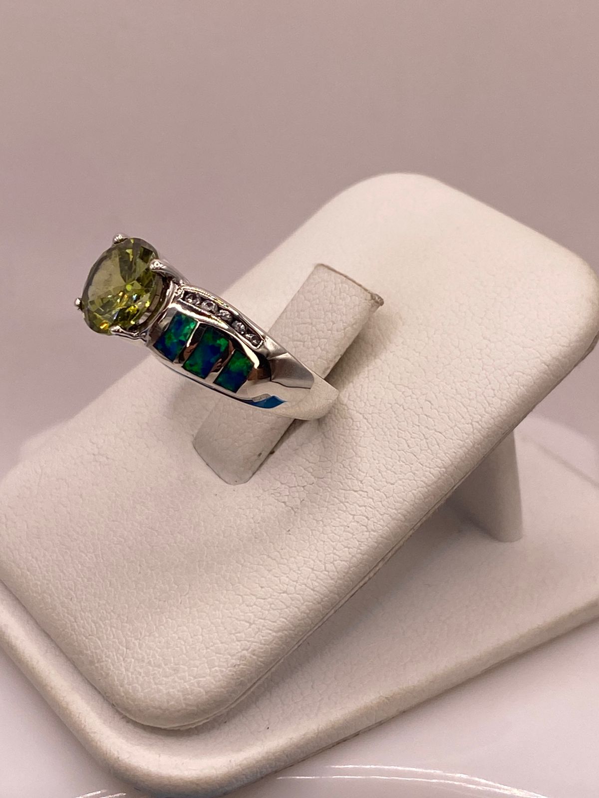 Anillo de Plata Ley 925 con Zirconia Verde Olivo, Ópalo de Fuego y Zirconias, vista lateral