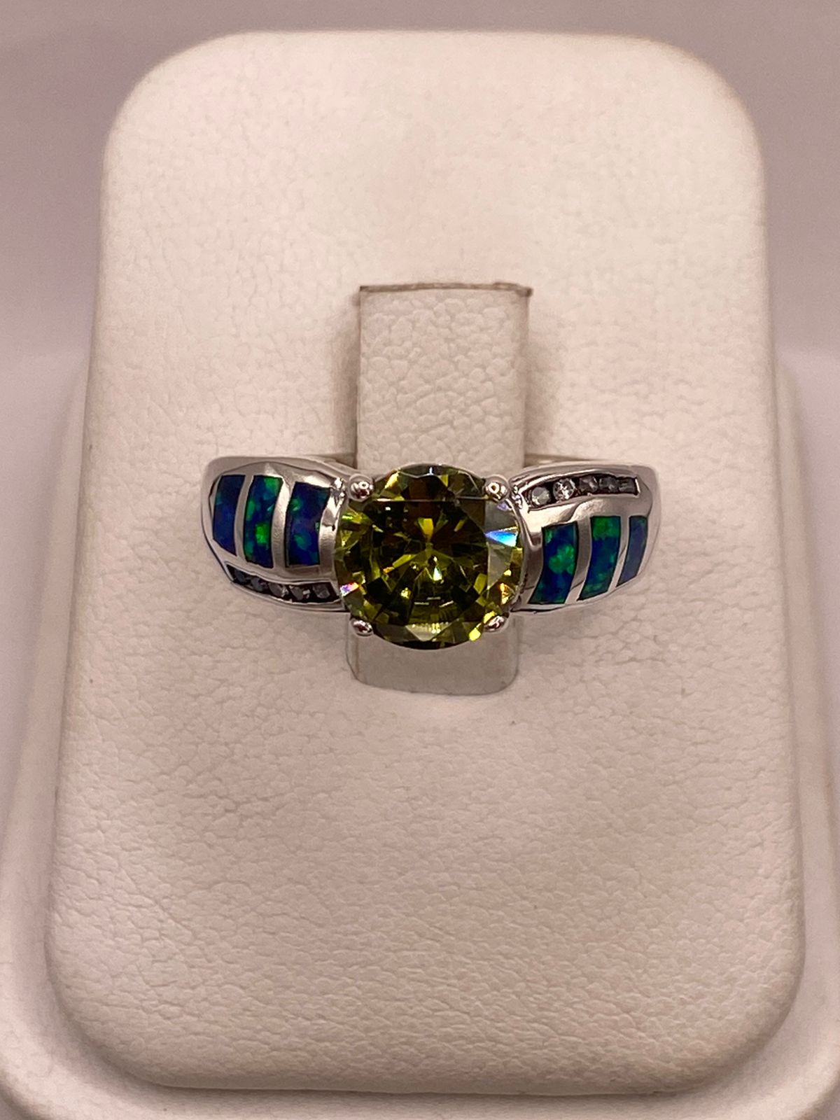 Anillo de Plata Ley 925 con Zirconia Verde Olivo, Ópalo de Fuego y Zirconias en báscula mostrando peso