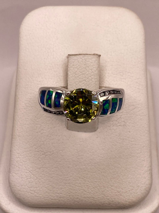 Anillo de Plata Ley 925 con Zirconia Verde Olivo, Ópalo de Fuego y Zirconias en báscula mostrando peso