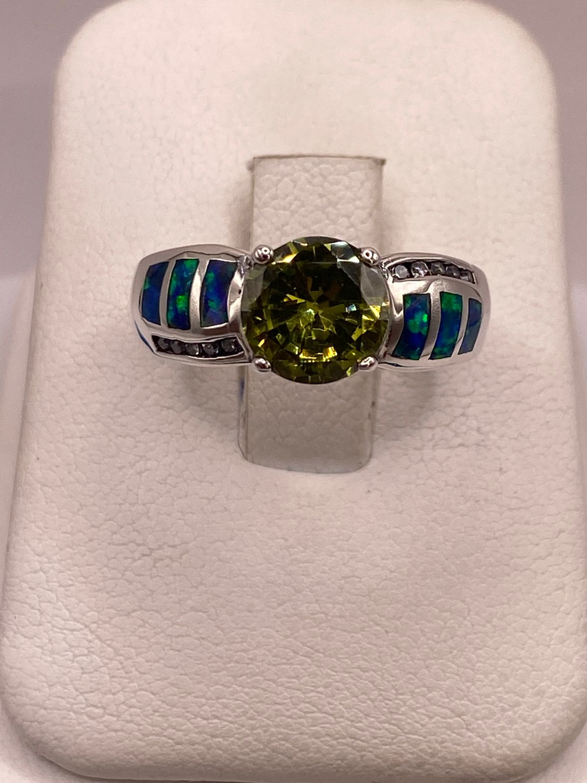Anillo de Plata Ley 925 con Zirconia Verde Olivo, Ópalo de Fuego y Zirconias, vista frontal
