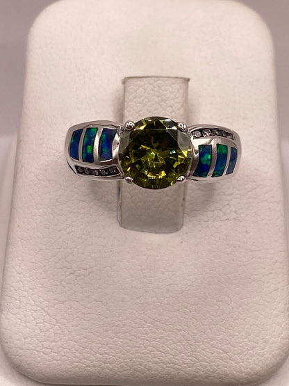 Anillo de Plata Ley 925 con Zirconia Verde Olivo, Ópalo de Fuego y Zirconias, vista frontal