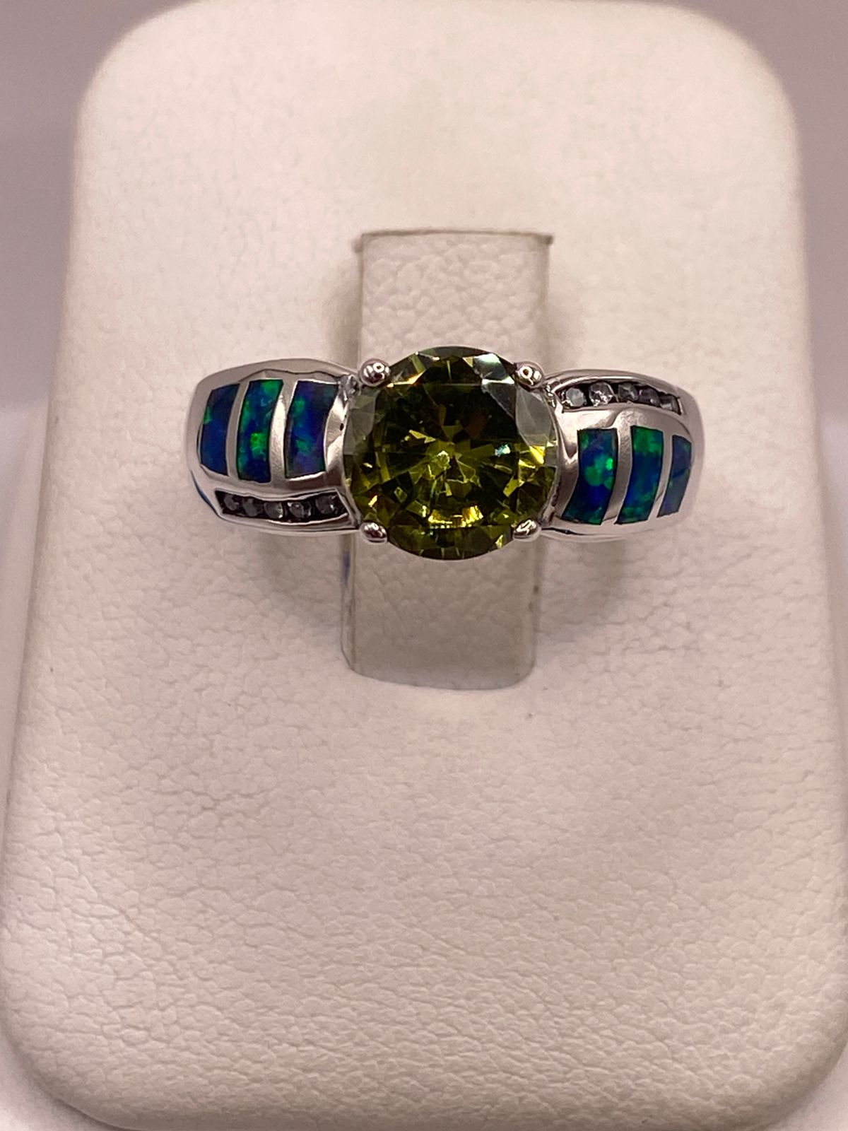 Anillo de Plata Ley 925 con Zirconia Verde Olivo, Ópalo de Fuego y Zirconias, vista de detalle