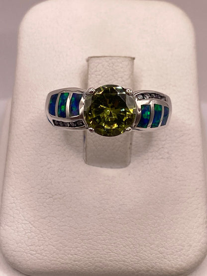 Anillo de Plata Ley 925 con Zirconia Verde Olivo, Ópalo de Fuego y Zirconias, vista de detalle