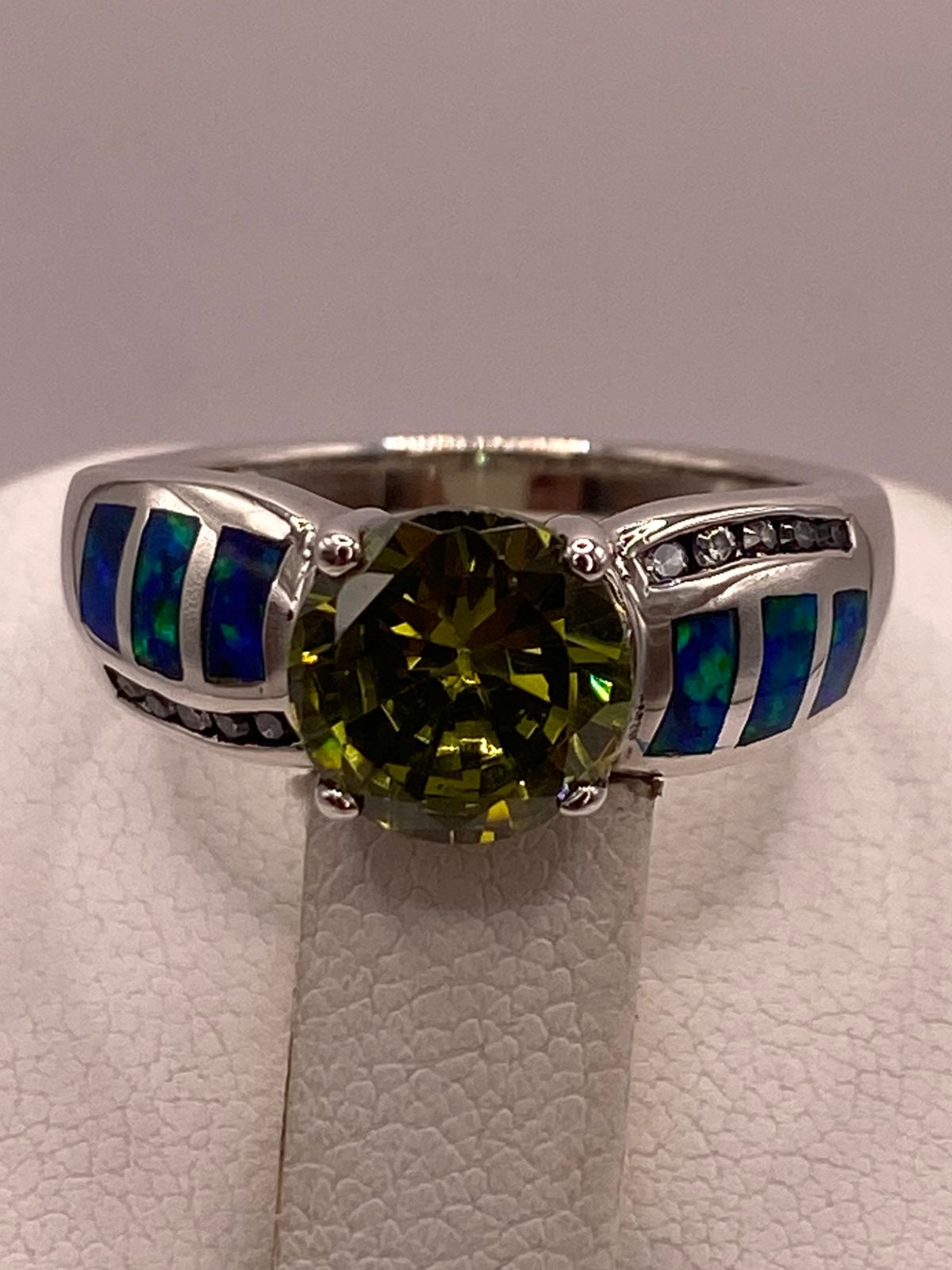 Anillo de Plata Ley 925 con Zirconia Verde Olivo, Ópalo de Fuego y Zirconias, vista superior