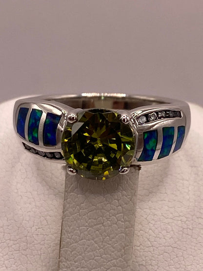 Anillo de Plata Ley 925 con Zirconia Verde Olivo, Ópalo de Fuego y Zirconias, vista superior