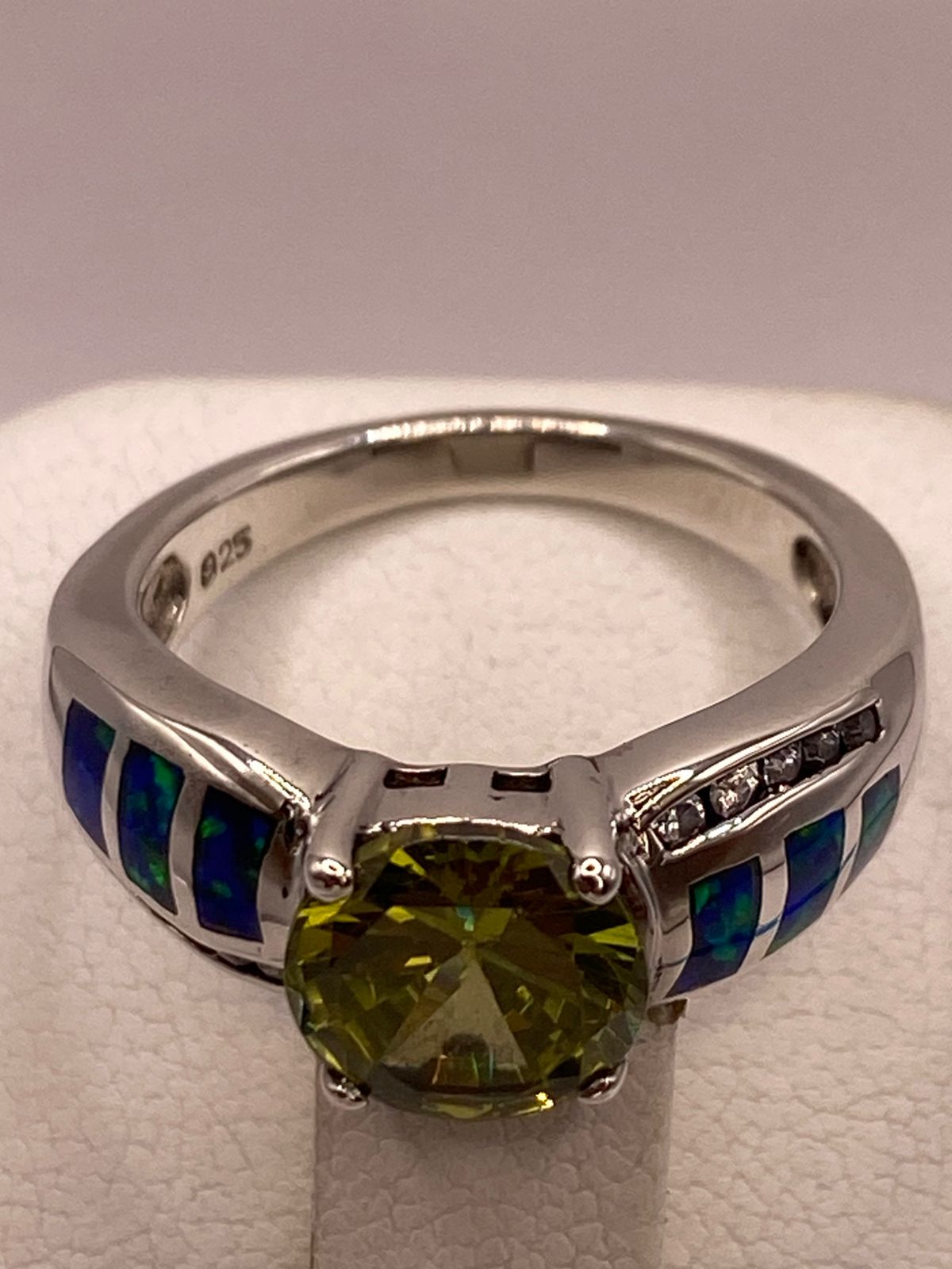 Anillo de Plata Ley 925 con Zirconia Verde Olivo, Ópalo de Fuego y Zirconias, sello de autenticidad Plata Ley .925