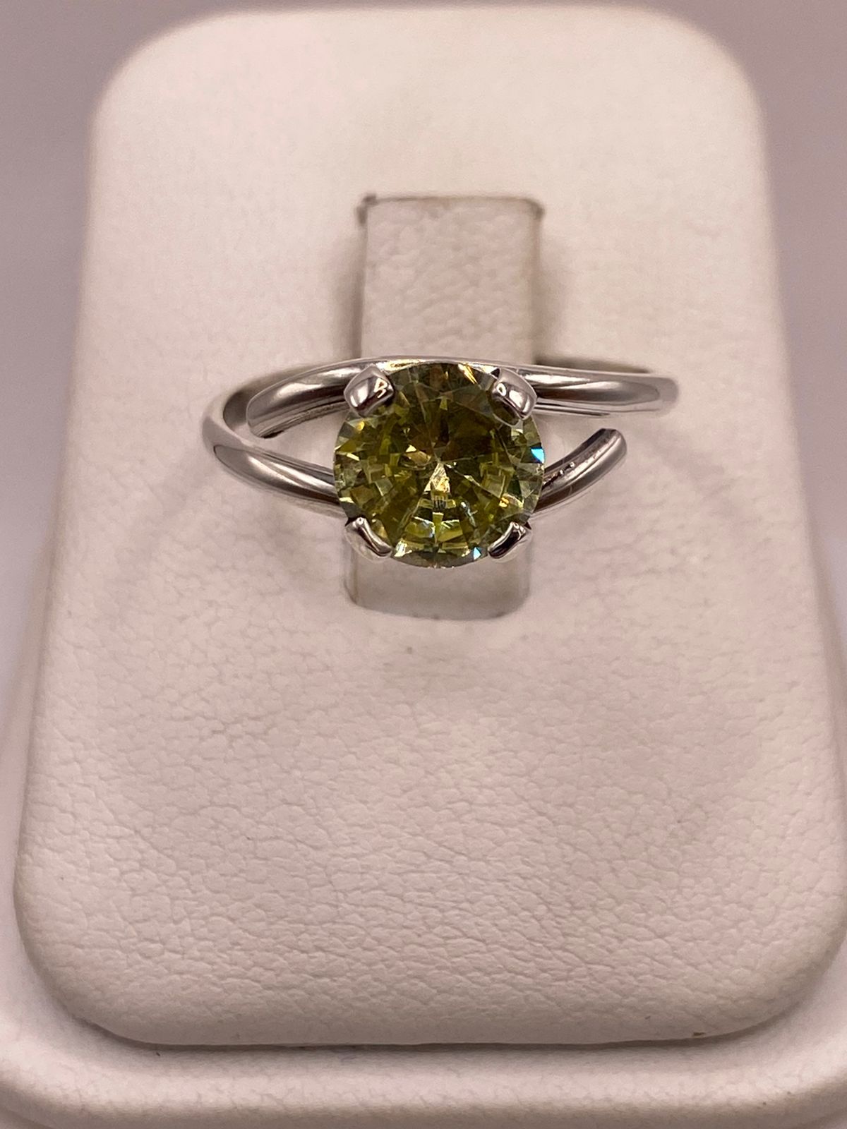 Anillo de Plata Ley 925 con Zirconia Verde Olivo Tipo Peridoto — vista lateral