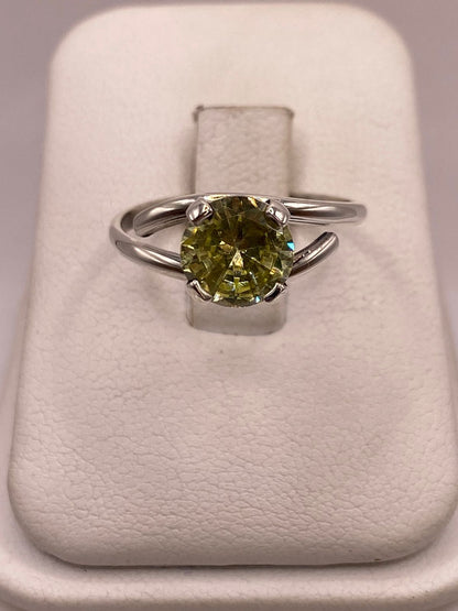 Anillo de Plata Ley 925 con Zirconia Verde Olivo Tipo Peridoto — vista lateral