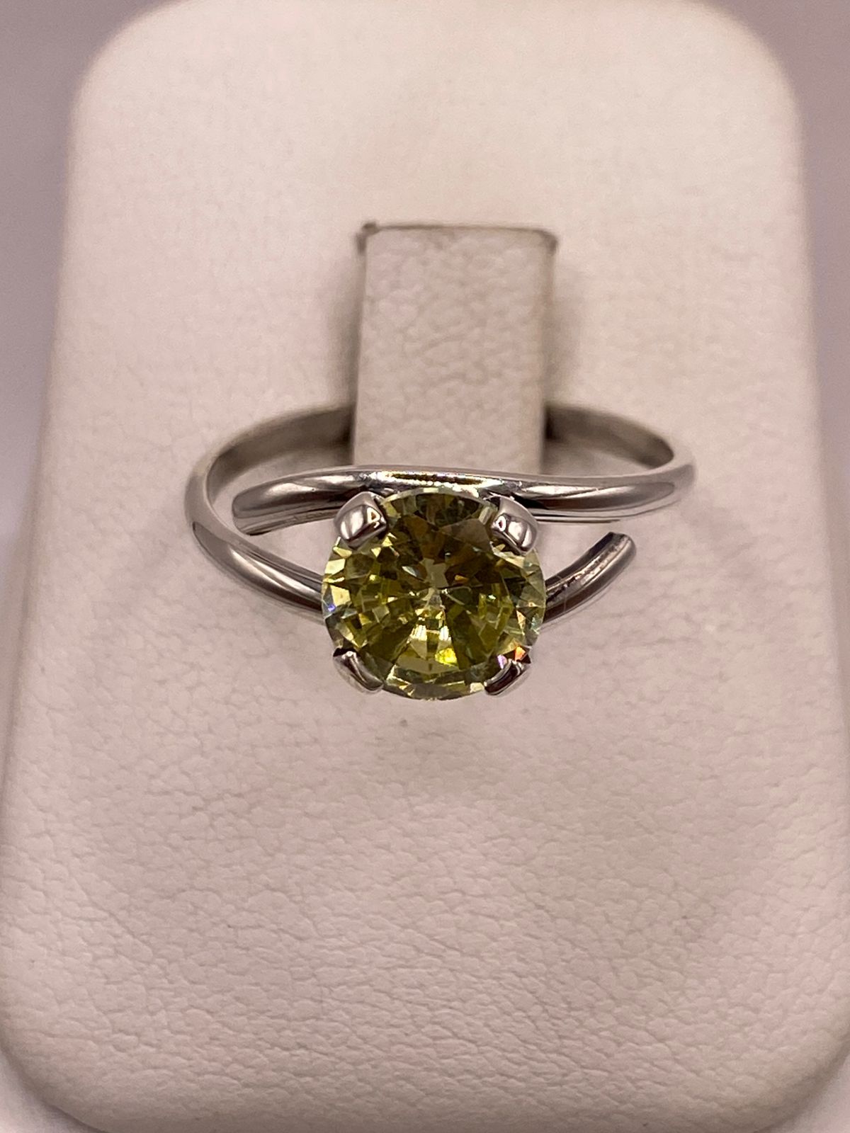 Anillo de Plata Ley 925 con Zirconia Verde Olivo Tipo Peridoto, vista lateral
