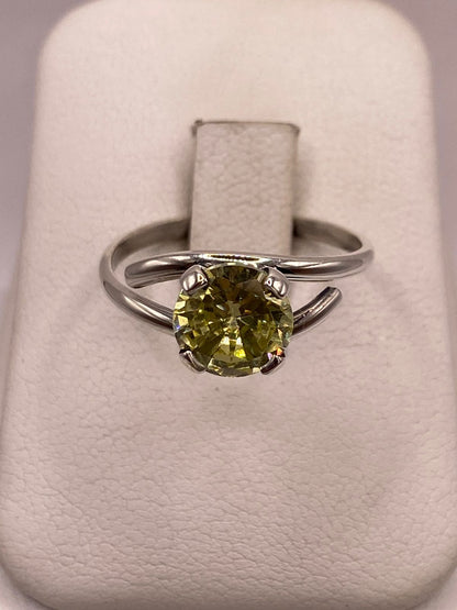 Anillo de Plata Ley 925 con Zirconia Verde Olivo Tipo Peridoto, vista lateral