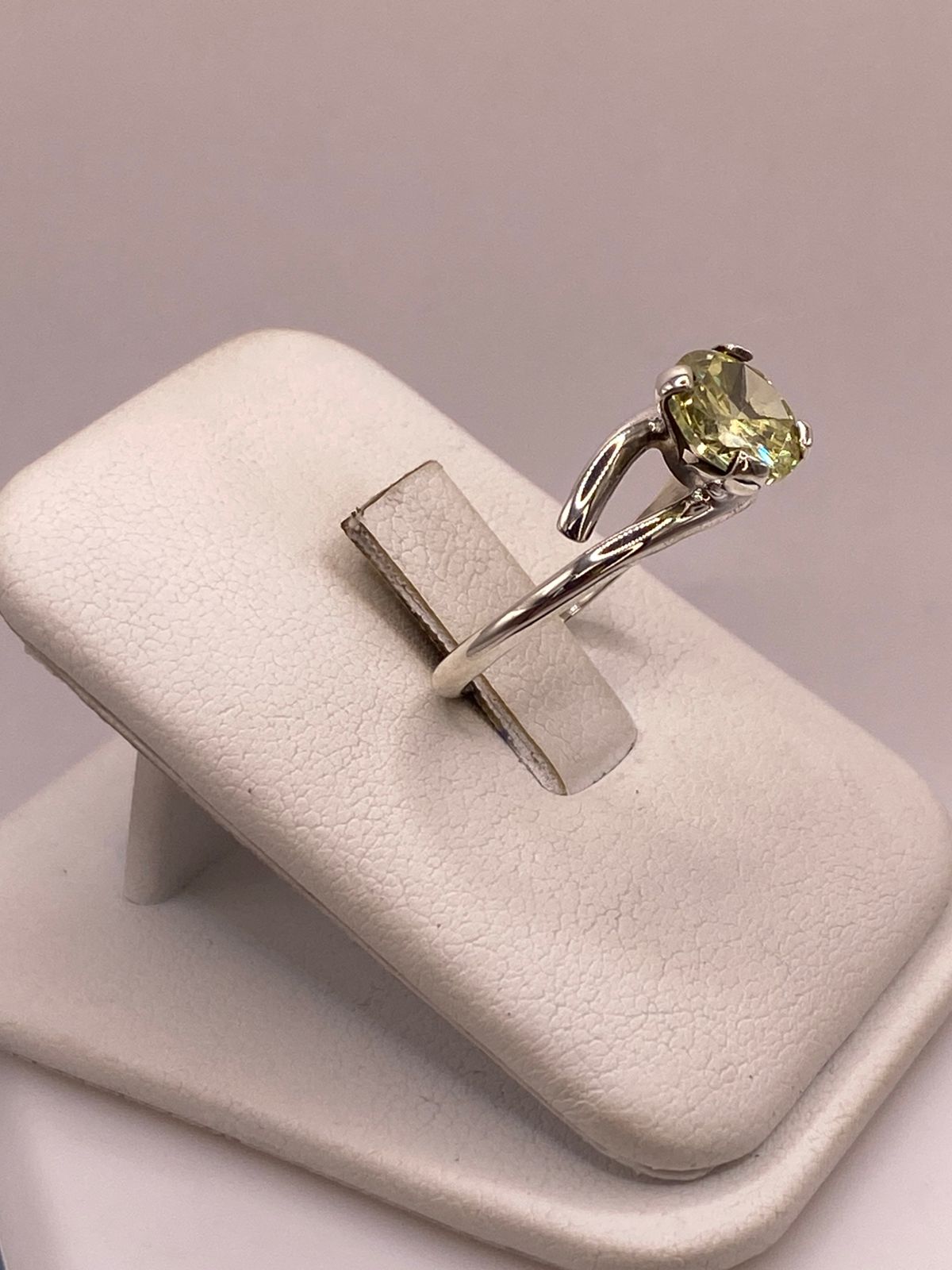 Anillo de Plata Ley 925 con Zirconia Verde Olivo Tipo Peridoto, vista frontal