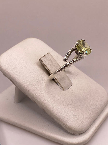 Anillo de Plata Ley 925 con Zirconia Verde Olivo Tipo Peridoto, vista frontal