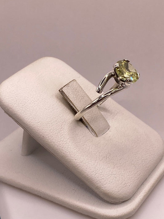 Anillo de Plata Ley 925 con Zirconia Verde Olivo Tipo Peridoto, vista frontal