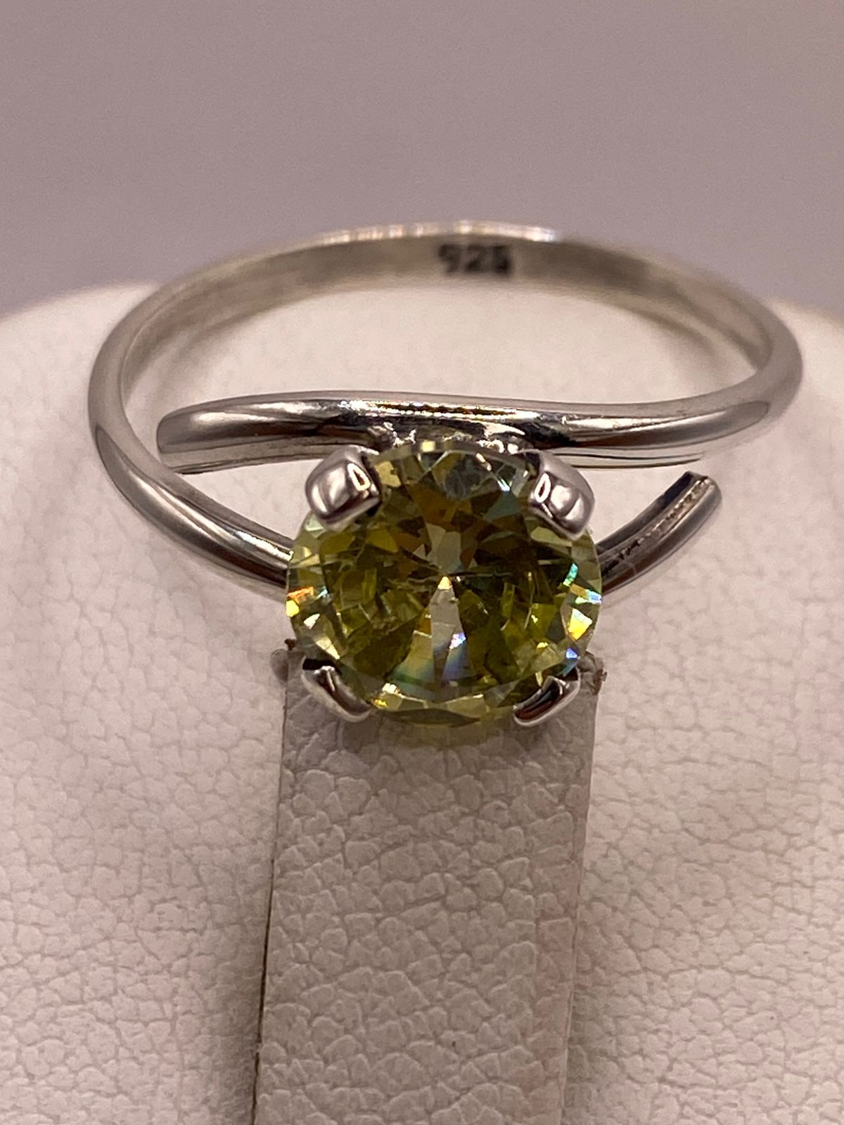 Anillo de Plata Ley 925 con Zirconia Verde Olivo Tipo Peridoto, sello de autenticidad Plata Ley .925