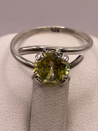 Anillo de Plata Ley 925 con Zirconia Verde Olivo Tipo Peridoto, sello de autenticidad Plata Ley .925