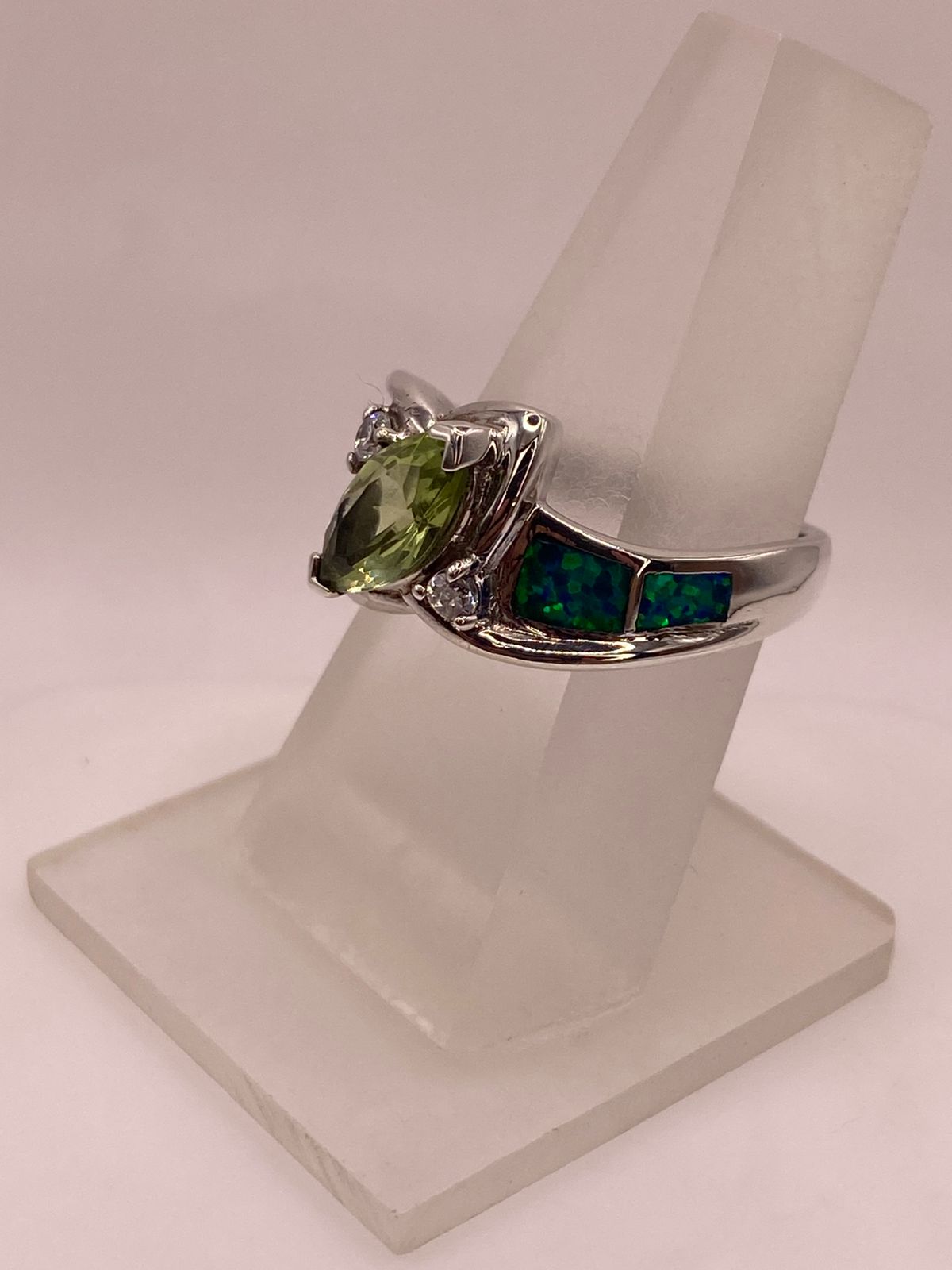 Anillo de Plata Ley 925 con Zirconia Verde, Ópalo de Fuego y Diseño Elegante, vista frontal
