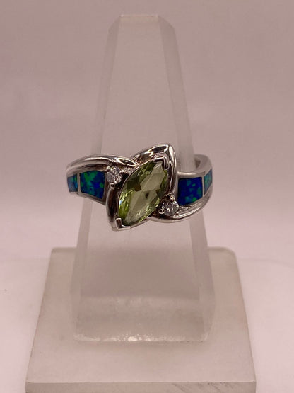 Anillo de Plata Ley 925 con Zirconia Verde, Ópalo de Fuego y Diseño Elegante — ángulo diagonal