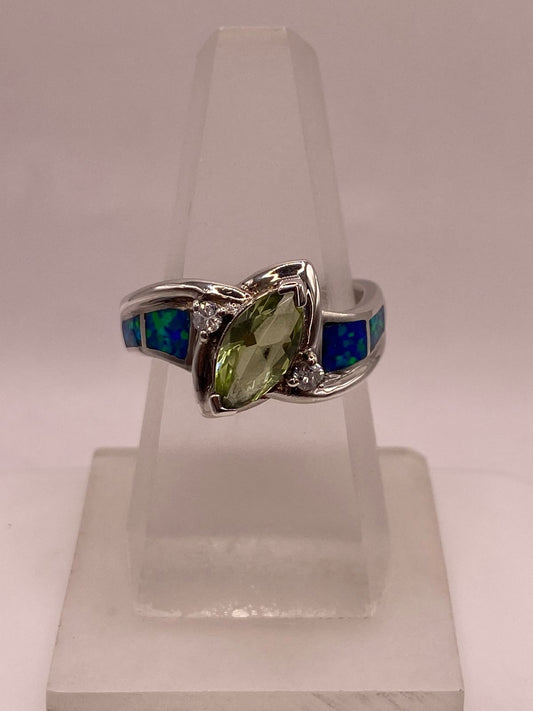 Anillo de Plata Ley 925 con Zirconia Verde, Ópalo de Fuego y Diseño Elegante — ángulo diagonal