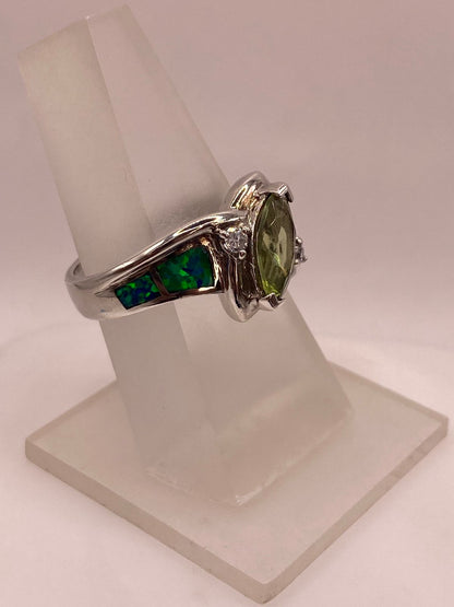 Anillo de Plata Ley 925 con Zirconia Verde, Ópalo de Fuego y Diseño Elegante, vista de detalle