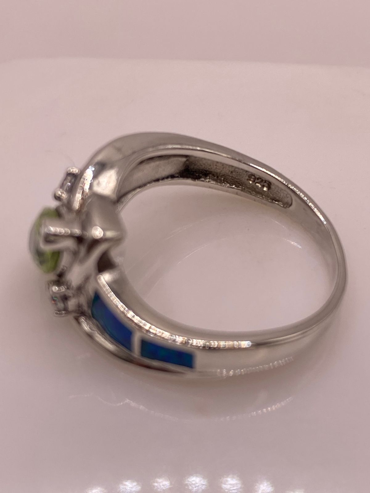 Anillo de Plata Ley 925 con Zirconia Verde, Ópalo de Fuego y Diseño Elegante, sello de autenticidad Plata Ley .925