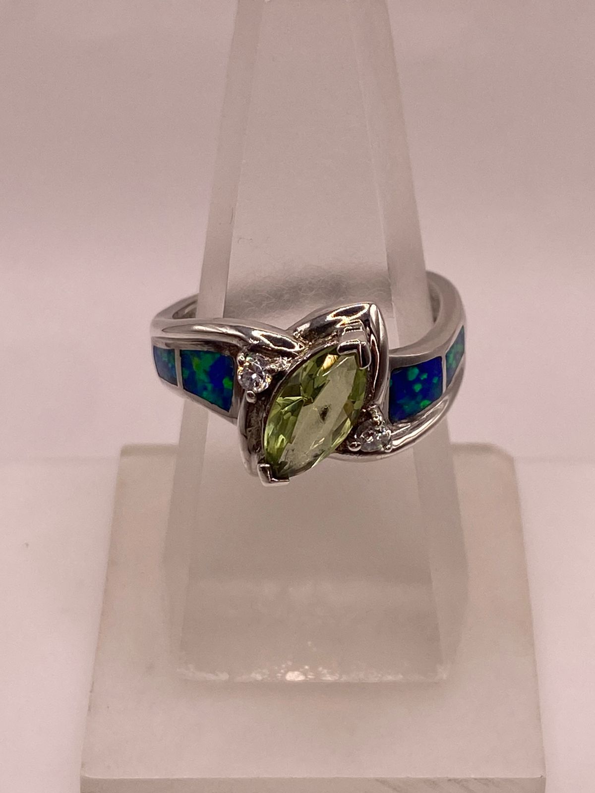 Anillo de Plata Ley 925 con Zirconia Verde, Ópalo de Fuego y Diseño Elegante, vista lateral