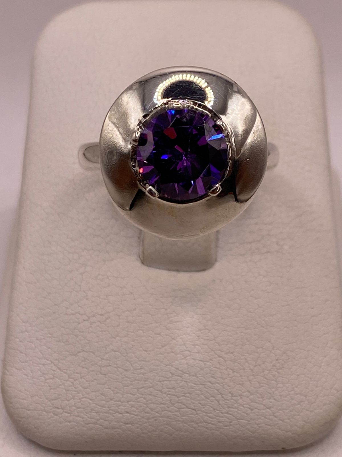 Anillo de Plata Ley 925 con Zirconia Violeta — ángulo diagonal