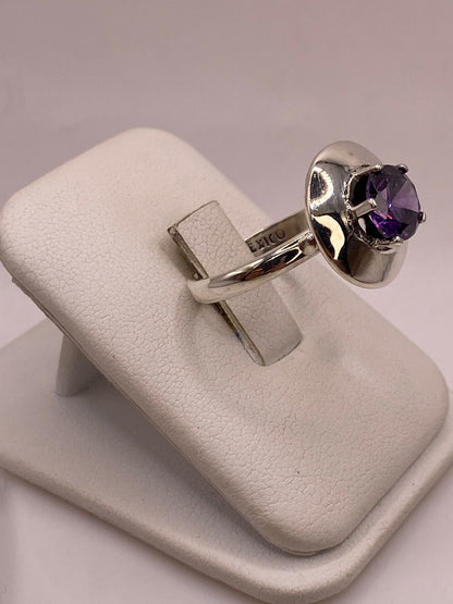 Anillo de Plata Ley 925 con Zirconia Violeta, vista lateral
