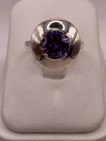 Anillo de Plata Ley 925 con Zirconia Violeta, vista frontal