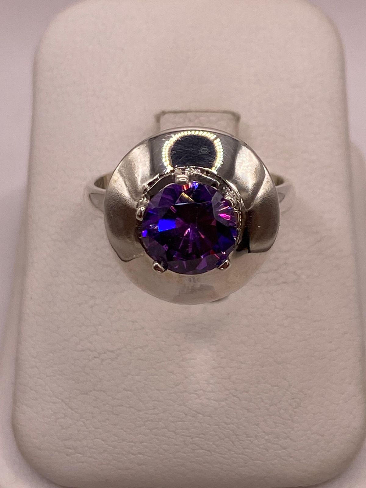 Anillo de Plata Ley 925 con Zirconia Violeta, vista de detalle