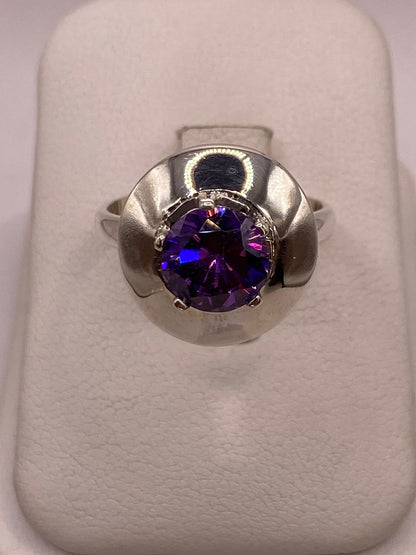 Anillo de Plata Ley 925 con Zirconia Violeta, vista de detalle