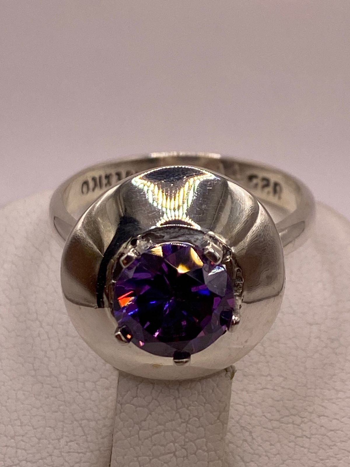 Anillo de Plata Ley 925 con Zirconia Violeta, sello de autenticidad Plata Ley .925