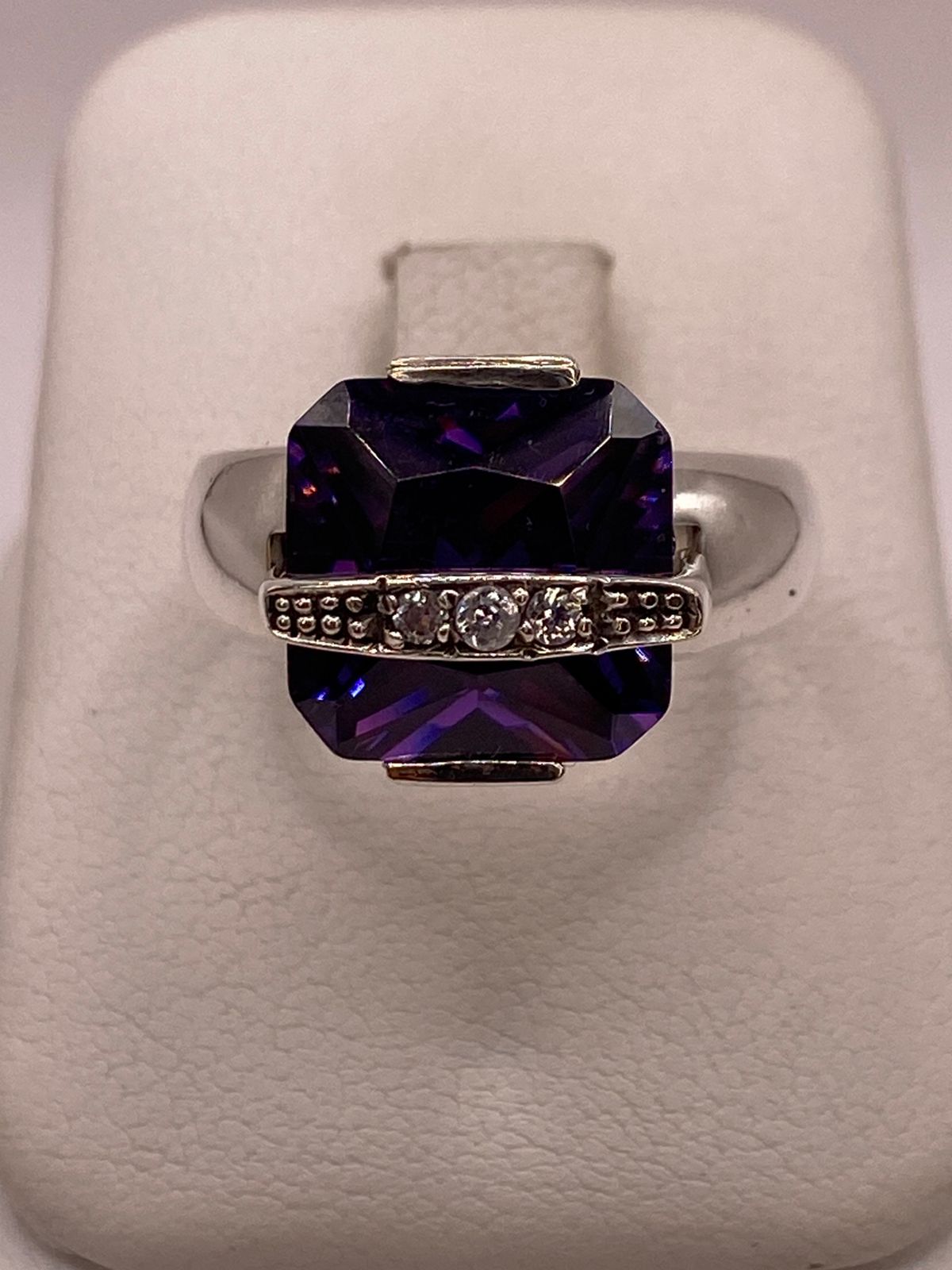 Anillo de Plata Ley 925 con Zirconia Violeta — ángulo diagonal