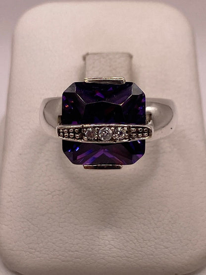 Anillo de Plata Ley 925 con Zirconia Violeta — ángulo diagonal