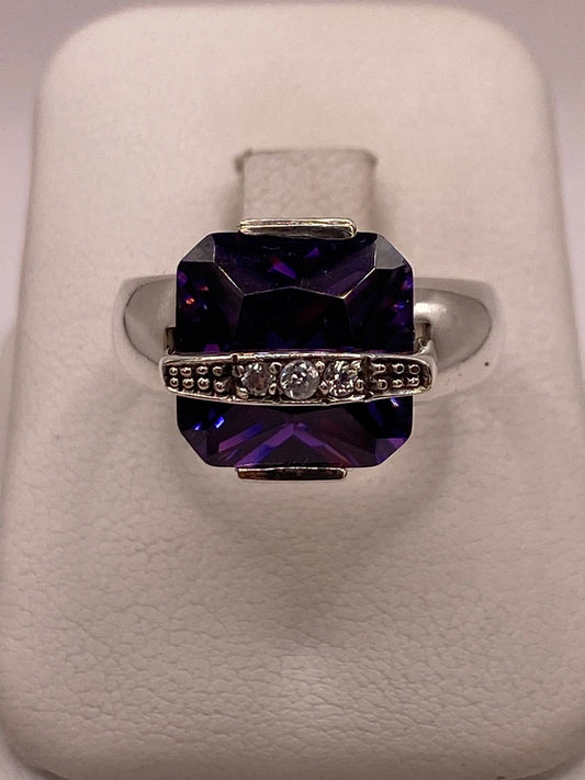 Anillo de Plata Ley 925 con Zirconia Violeta — ángulo diagonal