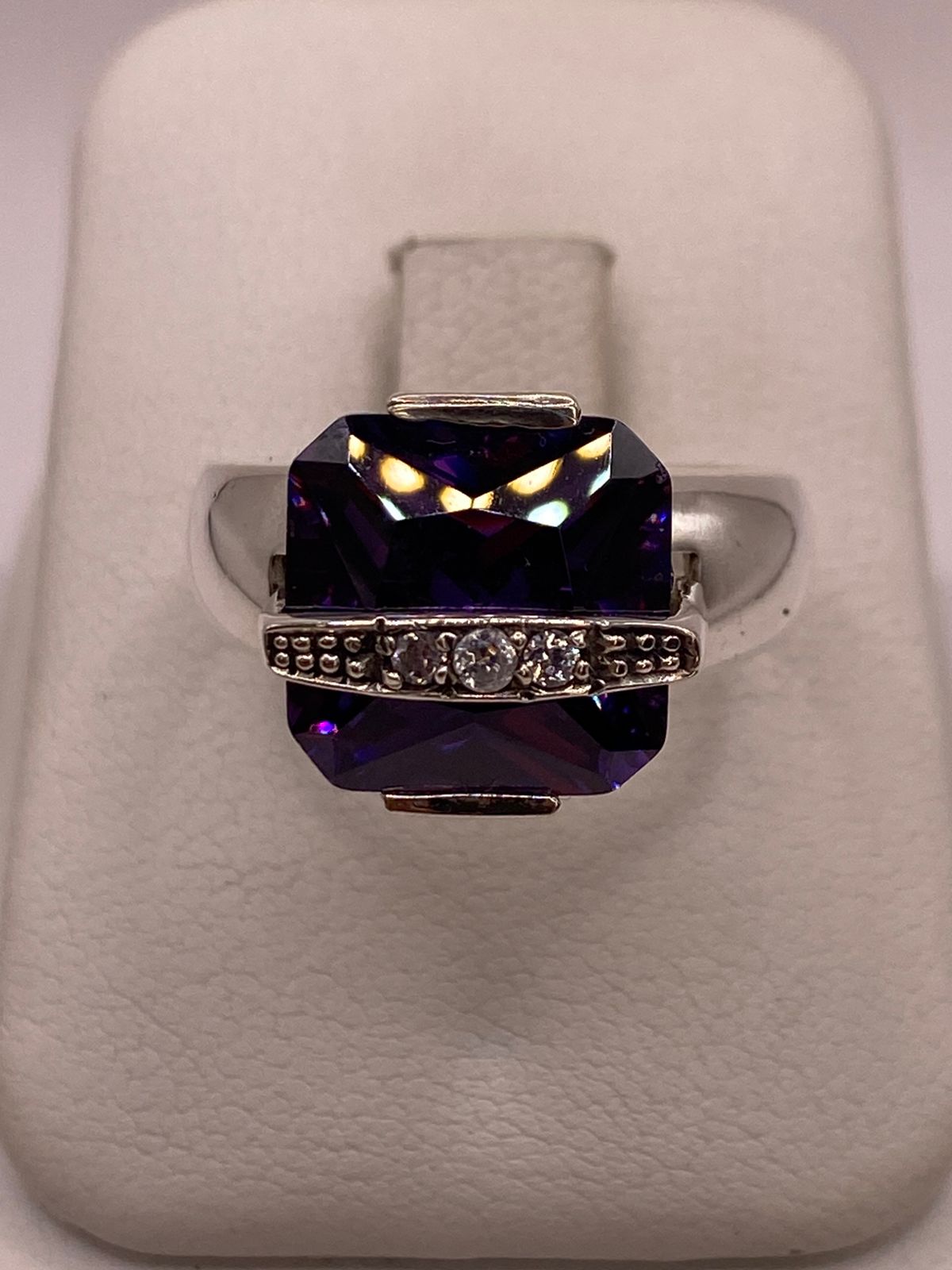 Anillo de Plata Ley 925 con Zirconia Violeta, vista frontal