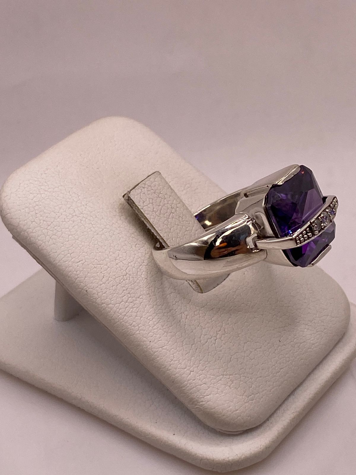 Anillo de Plata Ley 925 con Zirconia Violeta, vista lateral