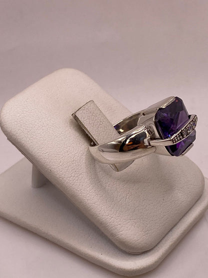 Anillo de Plata Ley 925 con Zirconia Violeta, vista lateral