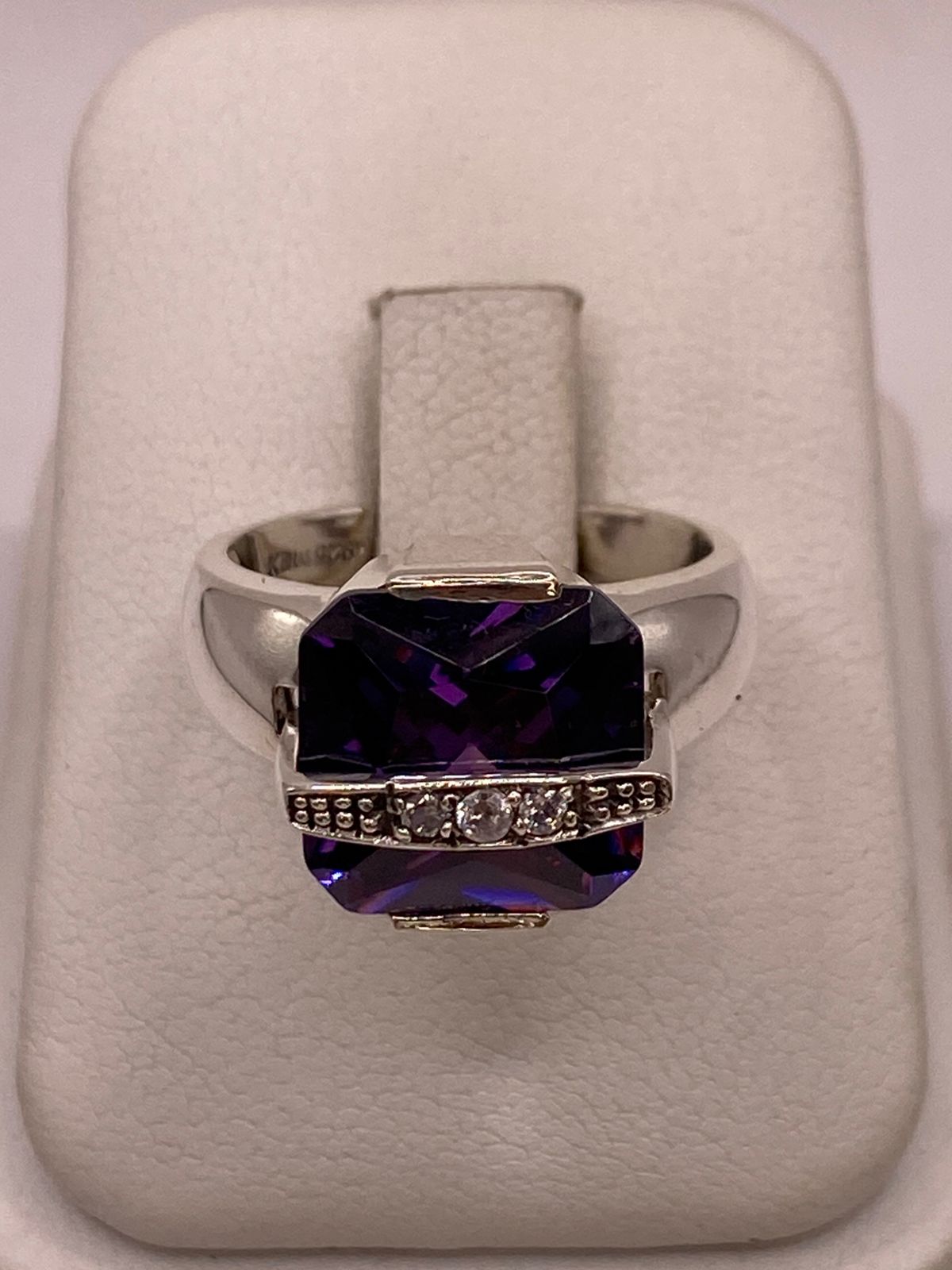 Anillo de Plata Ley 925 con Zirconia Violeta, vista de detalle