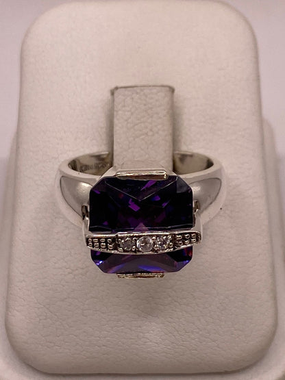 Anillo de Plata Ley 925 con Zirconia Violeta, vista de detalle