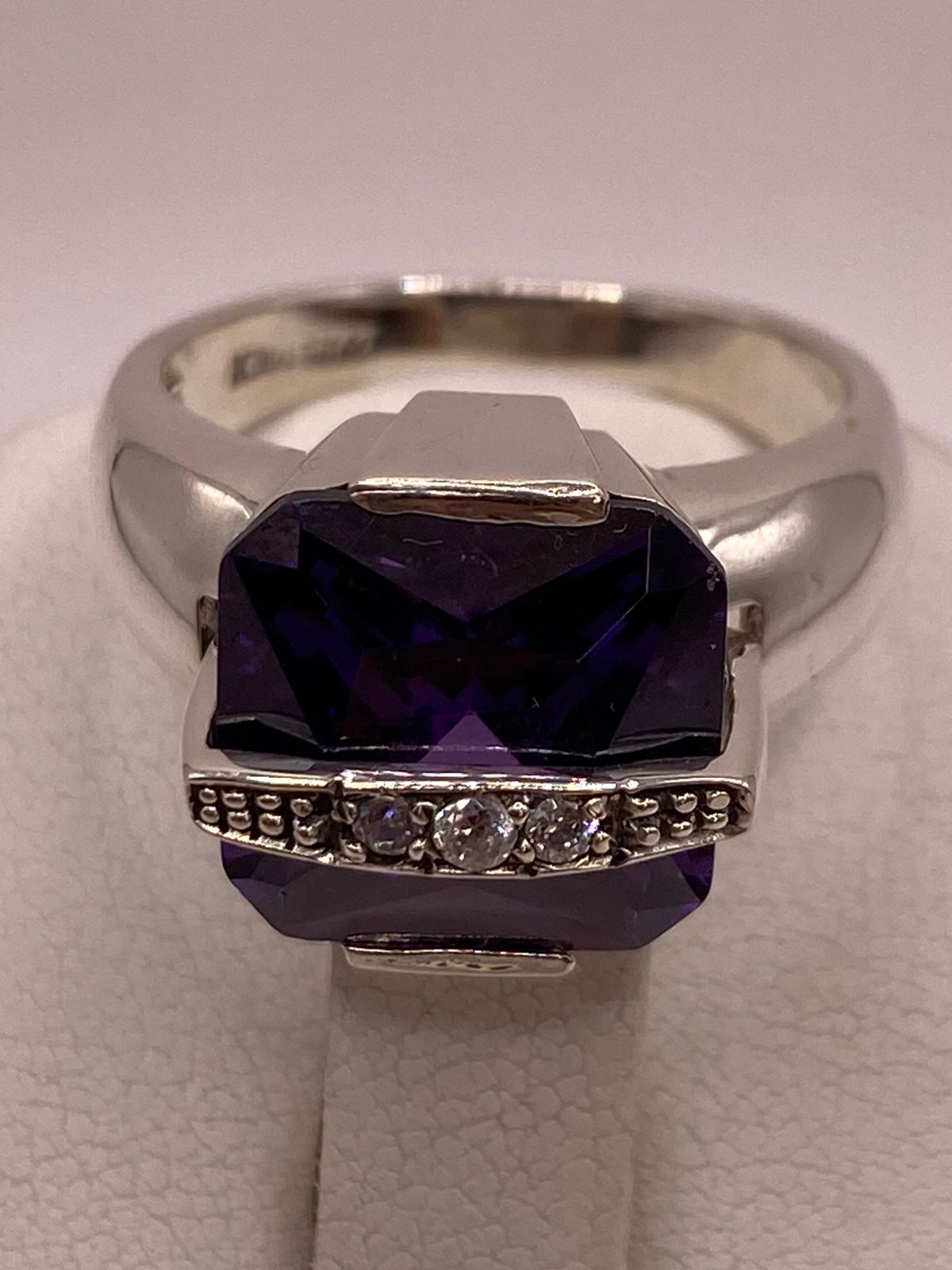 Anillo de Plata Ley 925 con Zirconia Violeta, sello de autenticidad Plata Ley .925