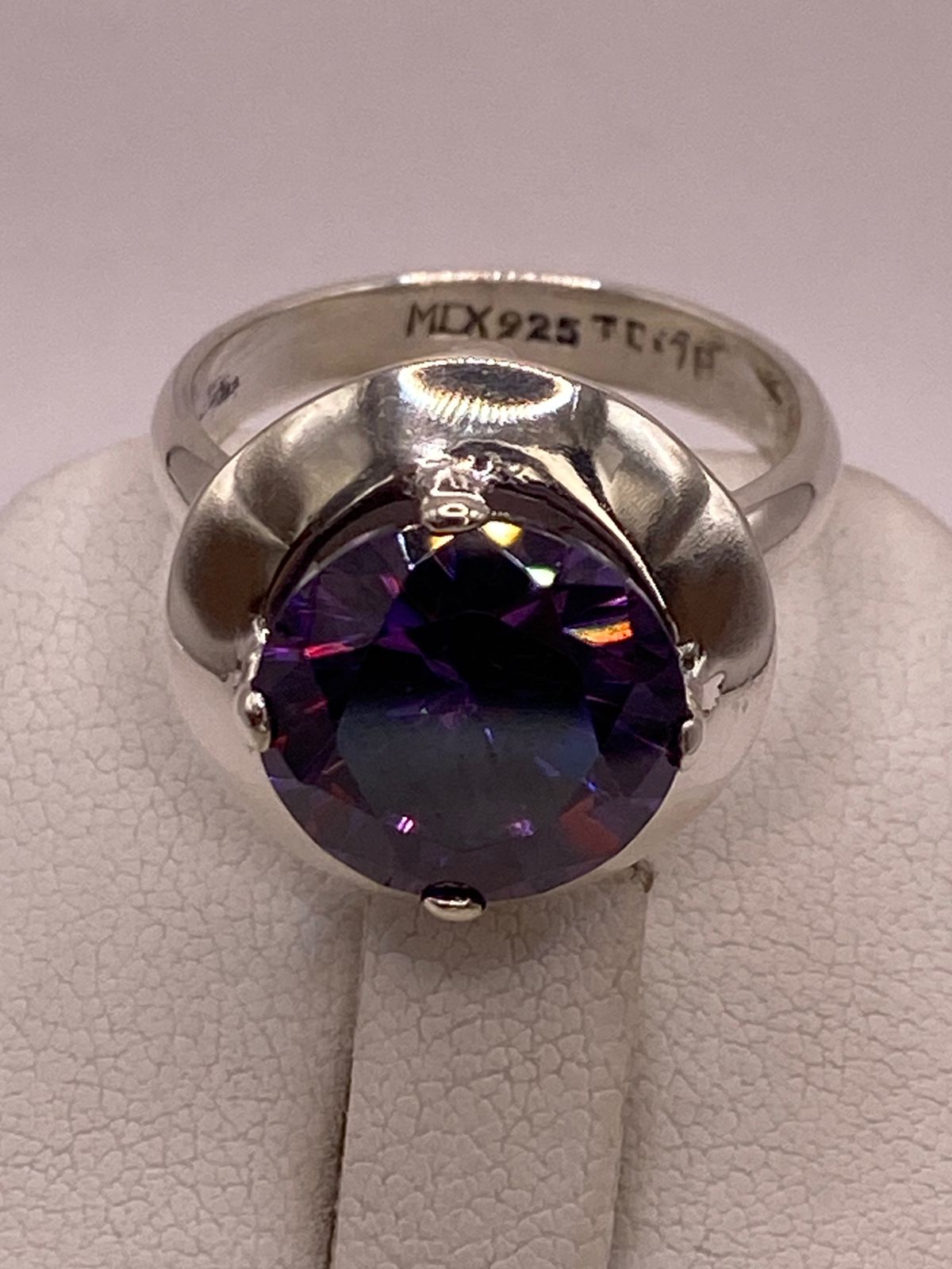 Anillo de Plata Ley 925 con Zirconia Violeta Redonda, sello de autenticidad Plata Ley .925
