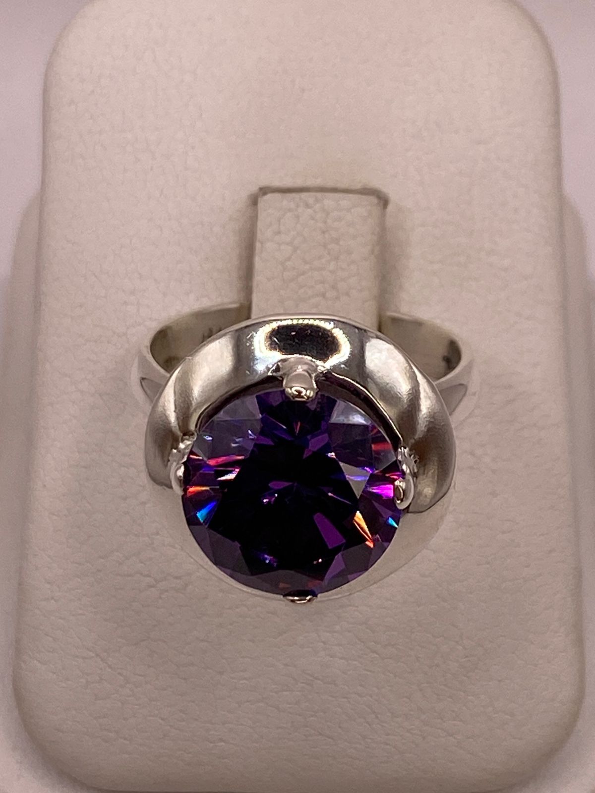 Anillo de Plata Ley 925 con Zirconia Violeta Redonda en báscula mostrando peso