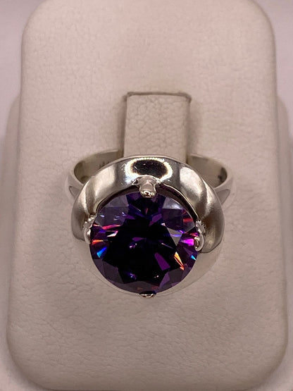 Anillo de Plata Ley 925 con Zirconia Violeta Redonda en báscula mostrando peso