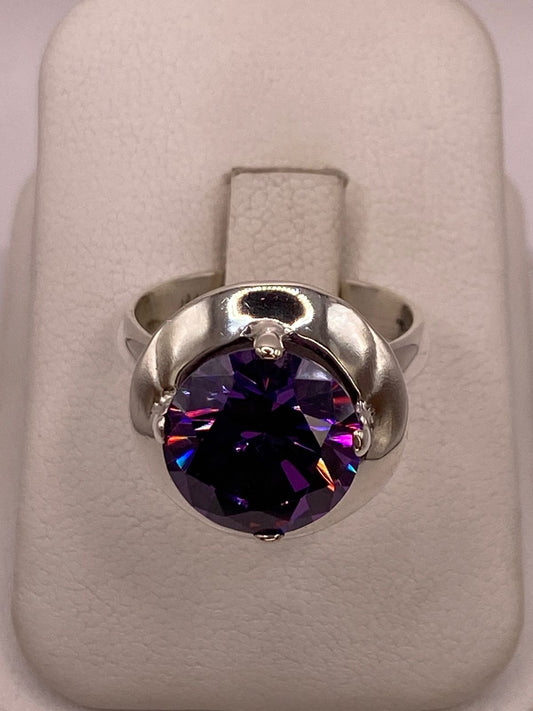 Anillo de Plata Ley 925 con Zirconia Violeta Redonda en báscula mostrando peso