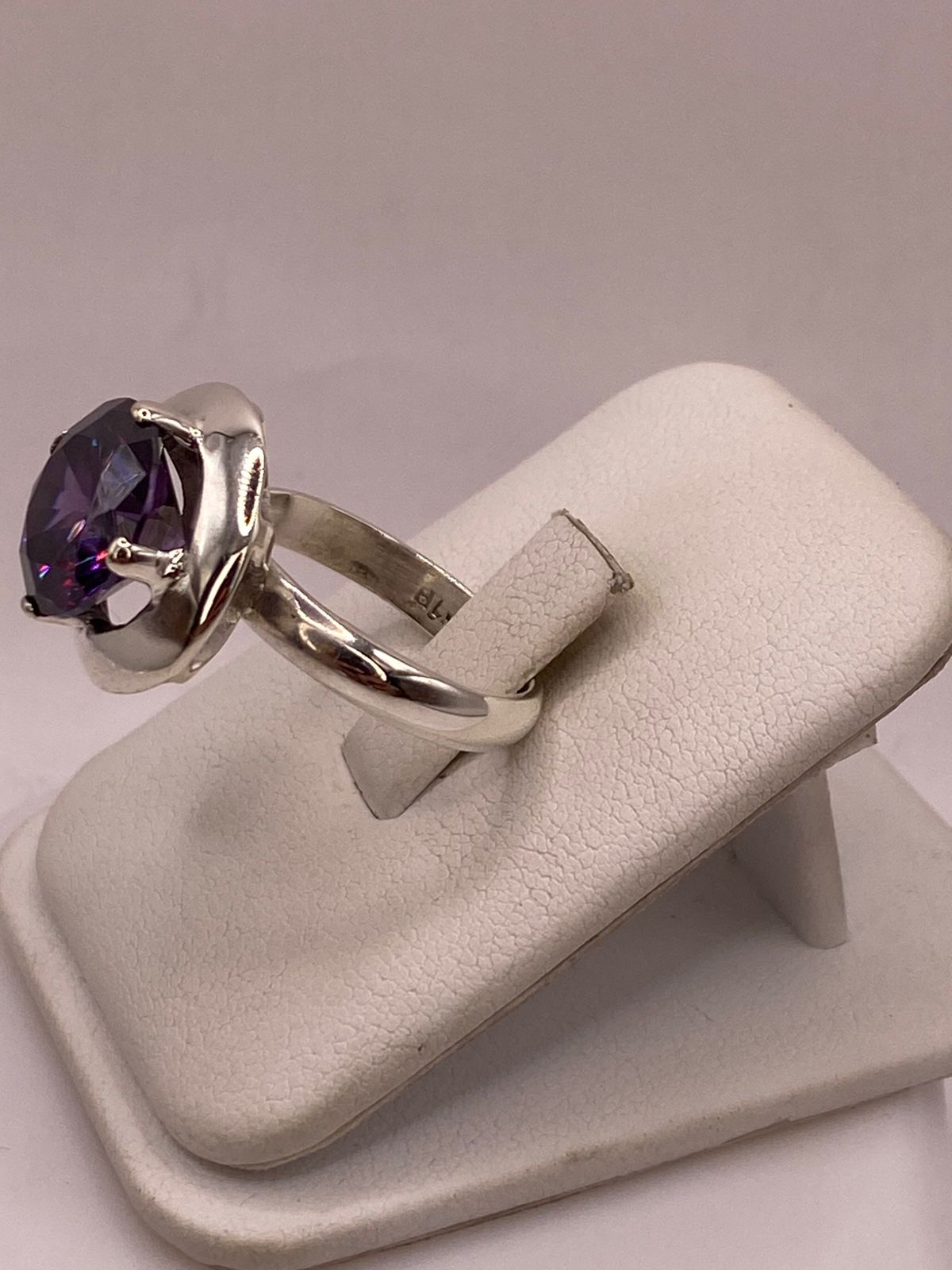 Anillo de Plata Ley 925 con Zirconia Violeta Redonda, vista lateral