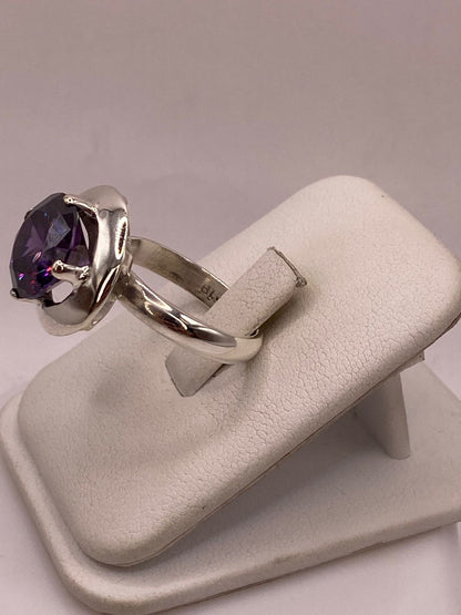 Anillo de Plata Ley 925 con Zirconia Violeta Redonda, vista lateral