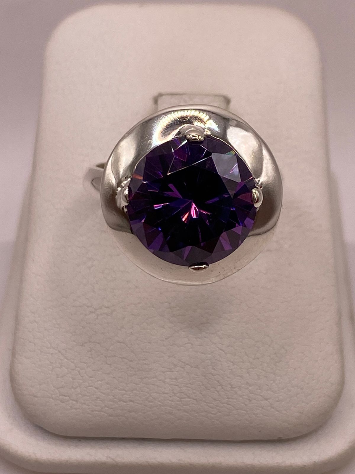 Anillo de Plata Ley 925 con Zirconia Violeta Redonda, vista frontal