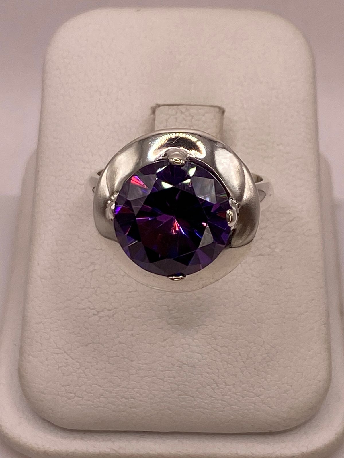 Anillo de Plata Ley 925 con Zirconia Violeta Redonda, vista de detalle