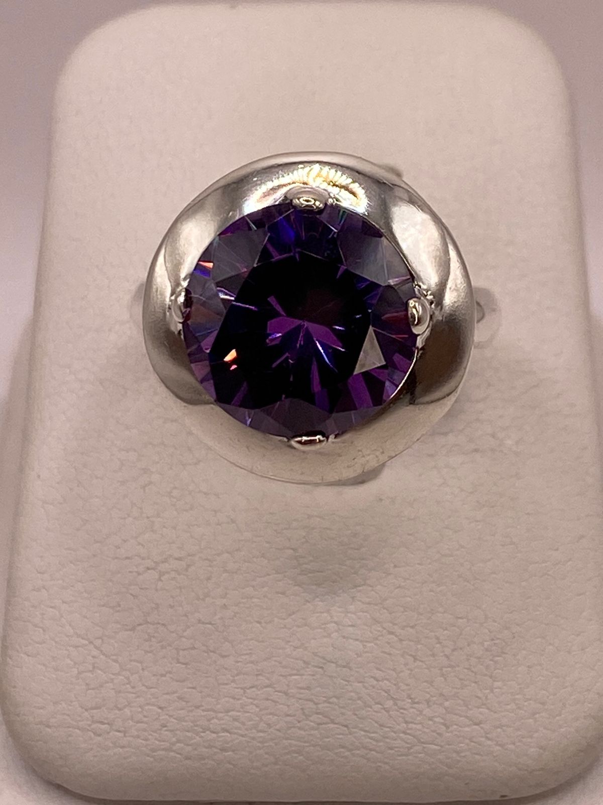 Anillo de Plata Ley 925 con Zirconia Violeta Redonda, vista superior